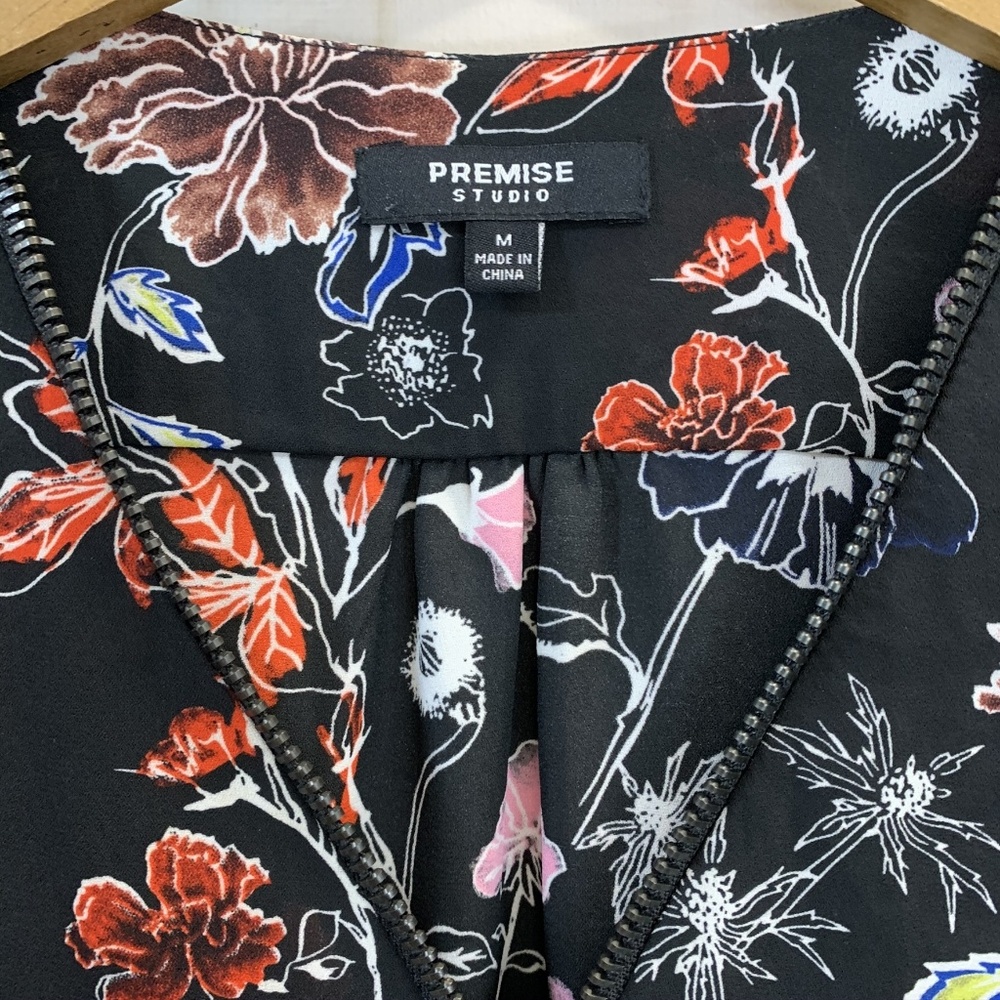 Premise Studio Black Floral Zipper Trim Blouse M - Picture 3 of 3